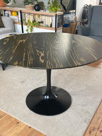 Ronde eettafel (design: Ally Ebony) beschikbaar voor biedingen