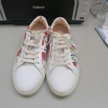 Sneakers kalfsleder rode bloemen Escada mt 39 beschikbaar voor biedingen