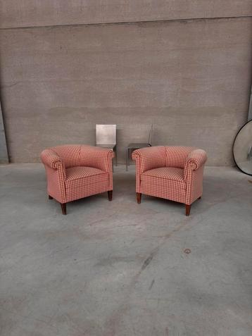 Cosy red and white vintage club chairs beschikbaar voor biedingen