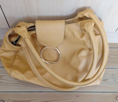 Okerkleurige handtas in leder, Handtassen en Accessoires, Tassen | Damestassen, Zo goed als nieuw, Handtas, Geel, Ophalen of Verzenden