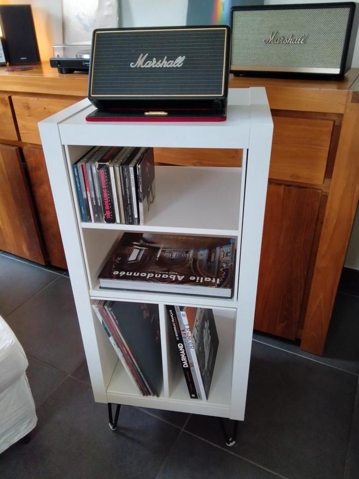 Vinylmeubels. Ikea KALLAX op standaard, Huis en Inrichting, Kasten | Boekenkasten, Zo goed als nieuw, Minder dan 50 cm, Minder dan 100 cm
