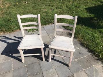 2 oude houten kinderstoeltjes  beschikbaar voor biedingen