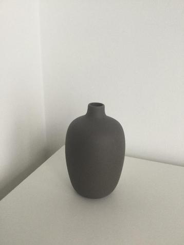 Kleine grijze Blomus soliflora vaas beschikbaar voor biedingen