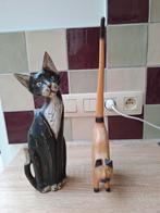 2 houten kattenbeeldjes, zeer goede staat, ca. 38 en 32 cm h, Ophalen, Zo goed als nieuw