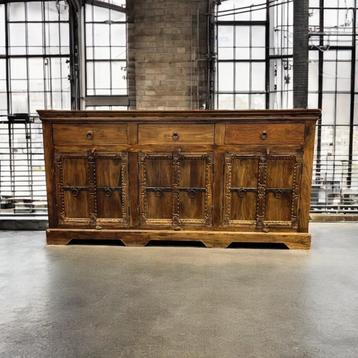 Vintage houten kast / dressoir met ijzeren accent  beschikbaar voor biedingen