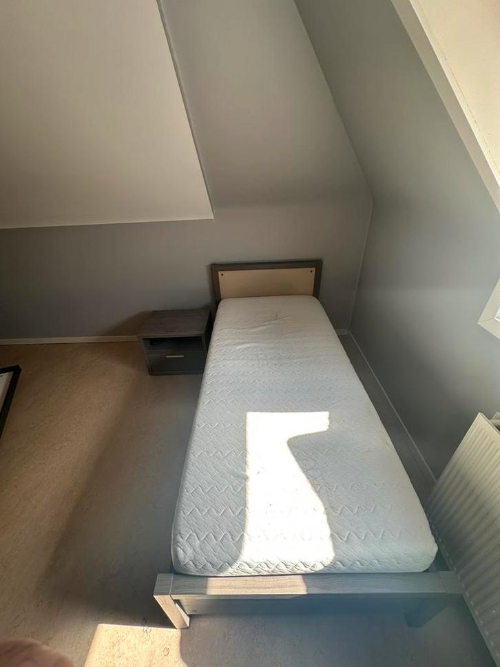 persoonsbed met matras en nachtkastjes – klaar voor ophaling, Huis en Inrichting, Slaapkamer | Matrassen en Bedbodems, Matras