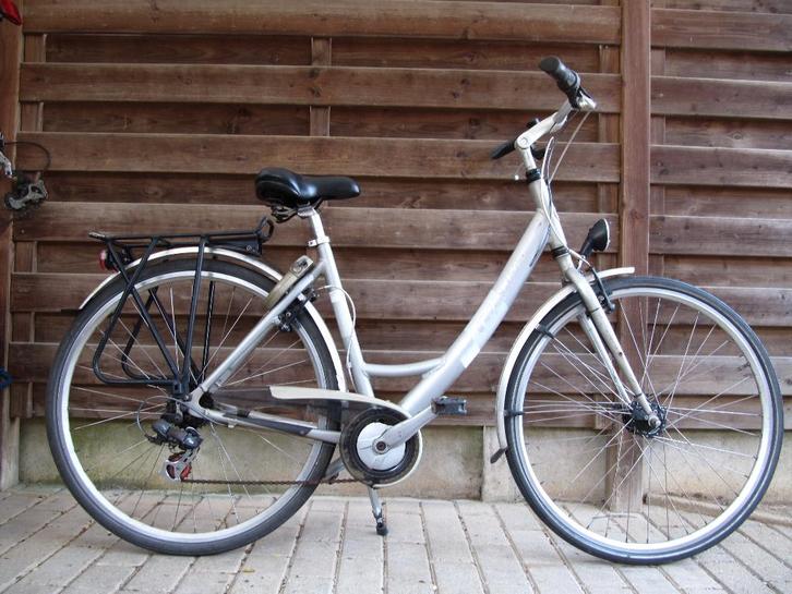 Twee damesfietsen in Tielt -Winge 3390, Fietsen en Brommers, Fietsen | Dames | Damesfietsen, Zo goed als nieuw, Giant, Versnellingen