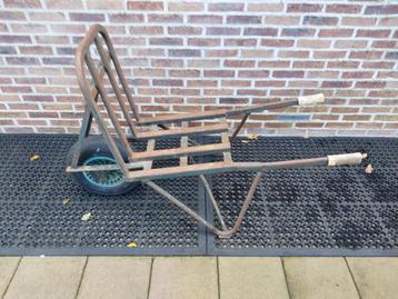 Degelijke steenkruiwagen beschikbaar voor biedingen