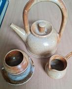 Servies : theepot met suikerpot op bordje en melkkan, Ophalen of Verzenden