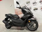 Honda PCX 125 met hoog scherm in showroomstaat (bj 2023), Motoren, Scooter, Bedrijf, 125 cc, 11 kW of minder