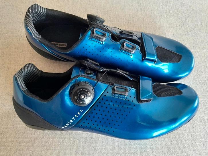 Decathlon Van Rysel fietsschoenen - Blauw glanzend - Maat 45, Fietsen en Brommers, Fietsaccessoires | Fietskleding, Zo goed als nieuw
