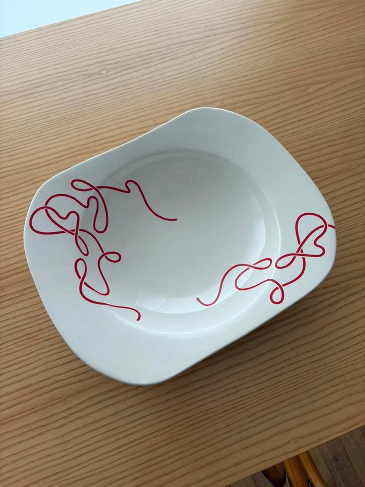 Assiette creuse design blanche avec motifs rouges, Antiek en Kunst, Antiek | Schalen, Ophalen