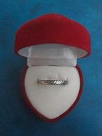 Bague - couleur argentée - gaufrée (NOUVEAU), Bijoux, Sacs & Beauté, Bagues, Neuf, Enlèvement ou Envoi, Fer ou Acier, Plus petit que 17