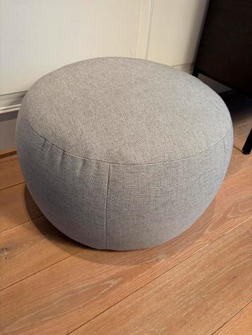 Poef grijs mooie kwaliteit in goeie staat. beschikbaar voor biedingen