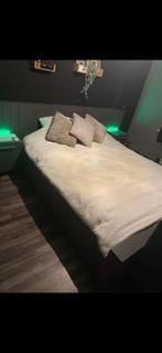 Houten bed met nachtkastjes, ledverlichting, stopcontacten &, Huis en Inrichting, Slaapkamer | Bedden, Ophalen, Gebruikt, Steigerhout