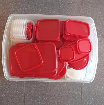 Set kunststof voedselbewaarbakjes met rode deksels
 beschikbaar voor biedingen