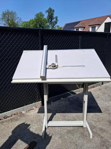 tekentafel beschikbaar voor biedingen