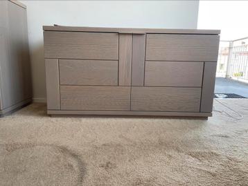 Massief hout dressoir en vitrine kast beschikbaar voor biedingen
