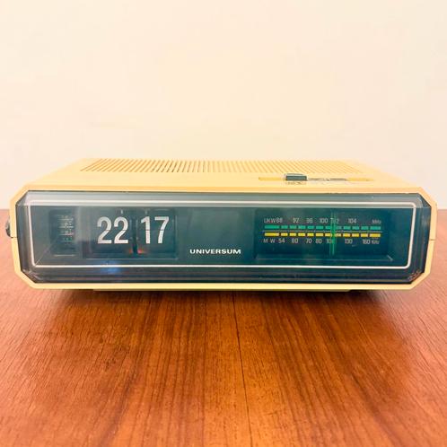 VINTAGE WEKKERRADIO FM FLIP KLOK UNIVERSUM W3855U 1972, Antiek en Kunst, Antiek | Tv's en Audio, Verzenden