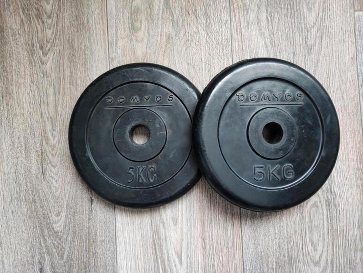 2 x 5kg Domyos halterschijven. (10kg), Sport en Fitness, Fitnessmaterialen, Gebruikt, Halterschijven, Armen, Benen, Borst, Buik