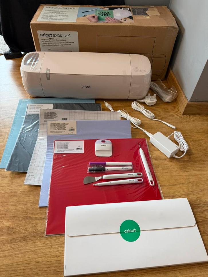 Cricut Explore 4 Essentials pack, Hobby en Vrije tijd, Scrapbooking, Zo goed als nieuw, Cricut, Ophalen of Verzenden