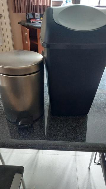 2 Emmers voor vuilnis beschikbaar voor biedingen