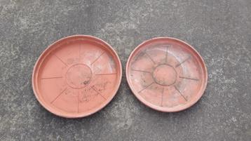 Onderzetschalen diameter 51 en 46 cm beschikbaar voor biedingen
