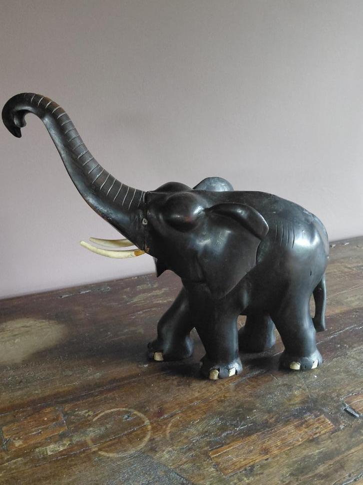 Grote gesneden ebbenhouten olifant, Antiek en Kunst, Kunst | Beelden en Houtsnijwerken, Ophalen of Verzenden