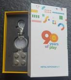 LEGO metalen sleutelhanger collector's item 90 Years of play, Ophalen of Verzenden, Nieuw, Merk