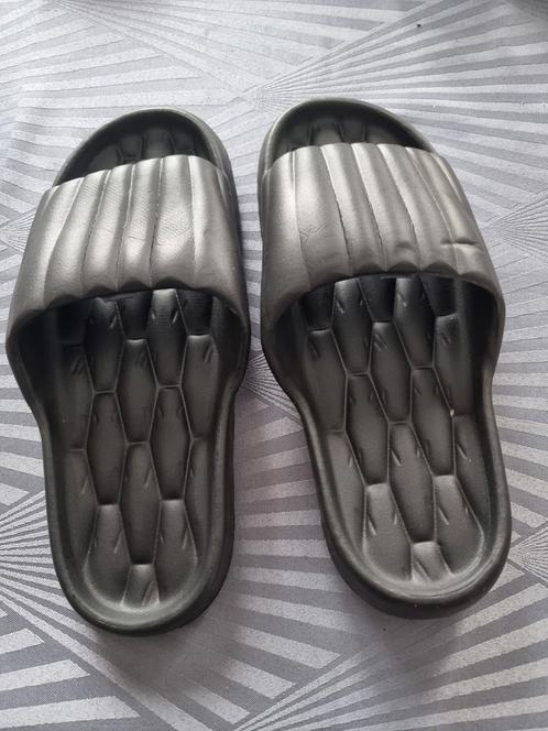 Nieuw veel te groot gekocht 

28 cm lang 

Ik weet niet juis, Kleding | Heren, Schoenen, Nieuw, Slippers, Zwart, Ophalen of Verzenden