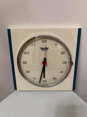 Dinar elektrische wandklok beschikbaar voor biedingen