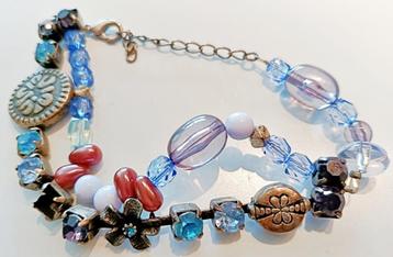 Bracelet cristaux/boules bleues, rouges, blanches, + métal.