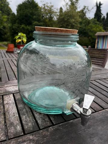 Glazen drankdispenser beschikbaar voor biedingen