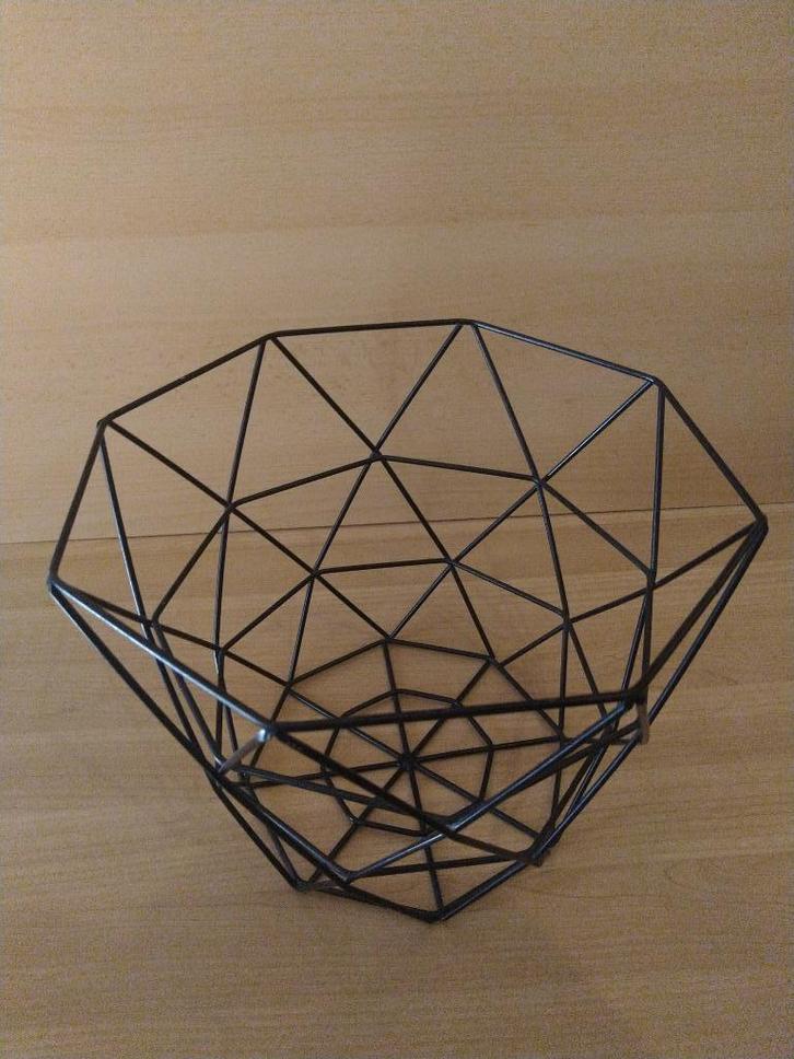 Zwarte metalen draadmand in moderne geometrische stijl, Huis en Inrichting, Woonaccessoires | Wanddecoraties, Zo goed als nieuw