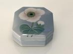 Boîte en porcelaine avec fleur d'anémone, Enlèvement ou Envoi