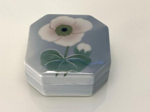 Boîte en porcelaine avec fleur d'anémone, Antiquités & Art, Antiquités | Porcelaine, Enlèvement ou Envoi