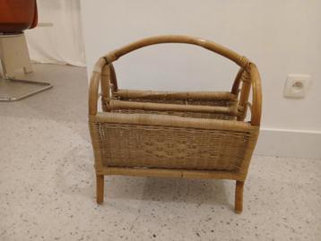 Rieten kranten/tijdschriftenmandje  beschikbaar voor biedingen