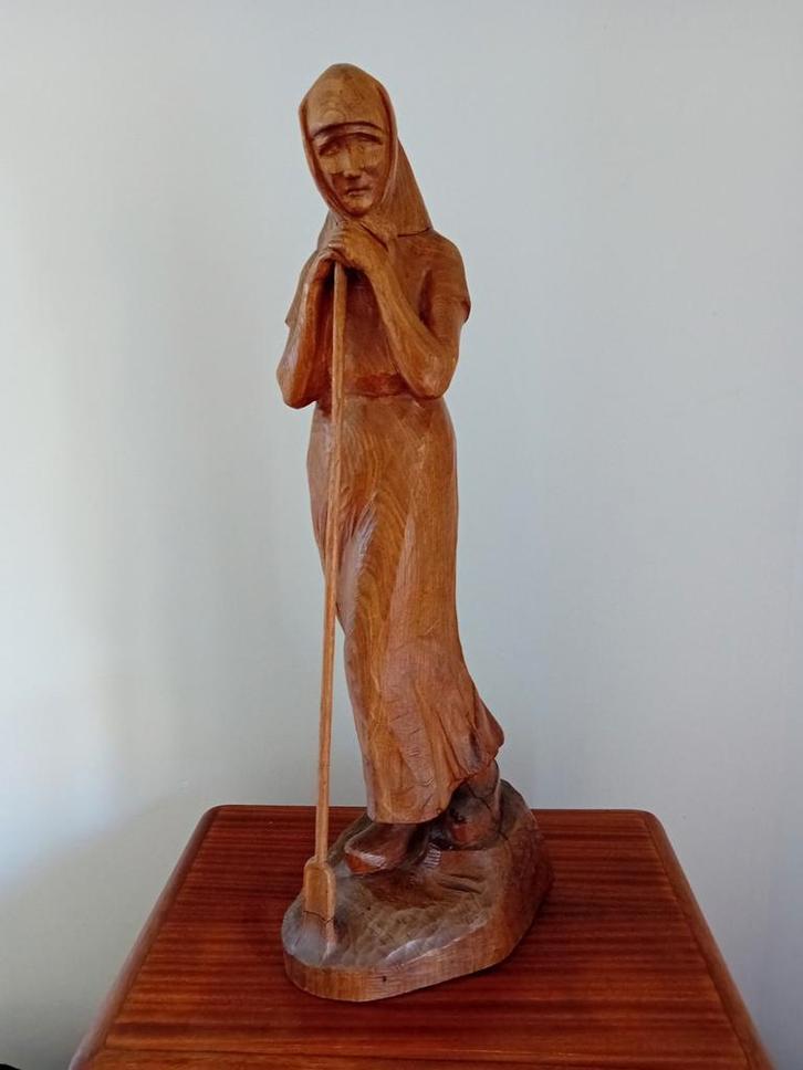 Vrouw leunend op bezem - houtsculptuur - P. Stoffyn, Antiek en Kunst, Kunst | Beelden en Houtsnijwerken, Ophalen