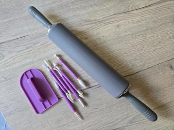 Roldeeg + 6 suikerpastapennen + 3 siliconenmacaronmatjes beschikbaar voor biedingen