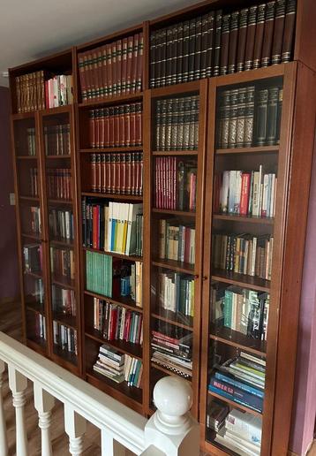 Kleine antieken kast, antieke ladenkast en boekenkast beschikbaar voor biedingen