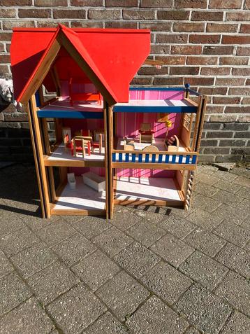 Poppenhuis in duurzaam hout van winkel in boechout  beschikbaar voor biedingen