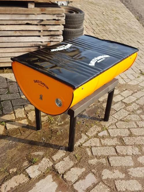 Bijzettafel gemaakt van olievat in Harley Davidson look 😎, Huis en Inrichting, Tafels | Bijzettafels, Zo goed als nieuw, Rechthoekig