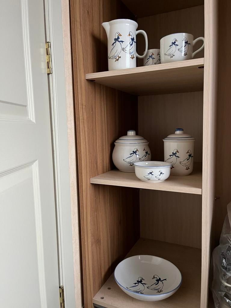 Sondgen porseleinen met blauwe lintganzen., Ophalen, Zo goed als nieuw, Porselein