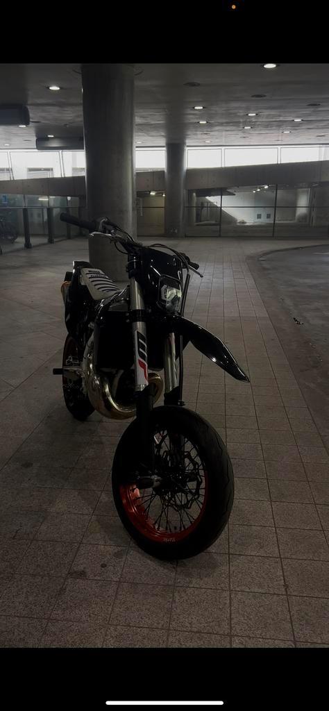 Husqvarna Te250i supermoto, Fietsen en Brommers, Brommers | Derbi, Zo goed als nieuw, Ophalen