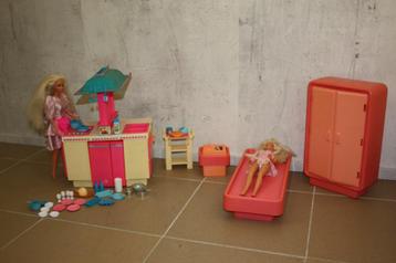 Barbie slaapkamer en keuken met accescoires en 2 poppen beschikbaar voor biedingen
