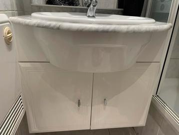 Wasbak met kraantje en onderste kast beschikbaar voor biedingen