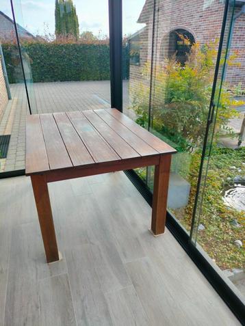 Stevige tafel, hardhout mahoniekleur terras/tuinkamer/buiten beschikbaar voor biedingen