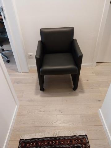 zwart kunstleder beschikbaar voor biedingen