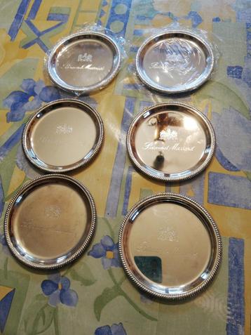 6 Sous-verres en métal argenté.  beschikbaar voor biedingen