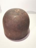 Forme à chapeaux en bois, Envoi